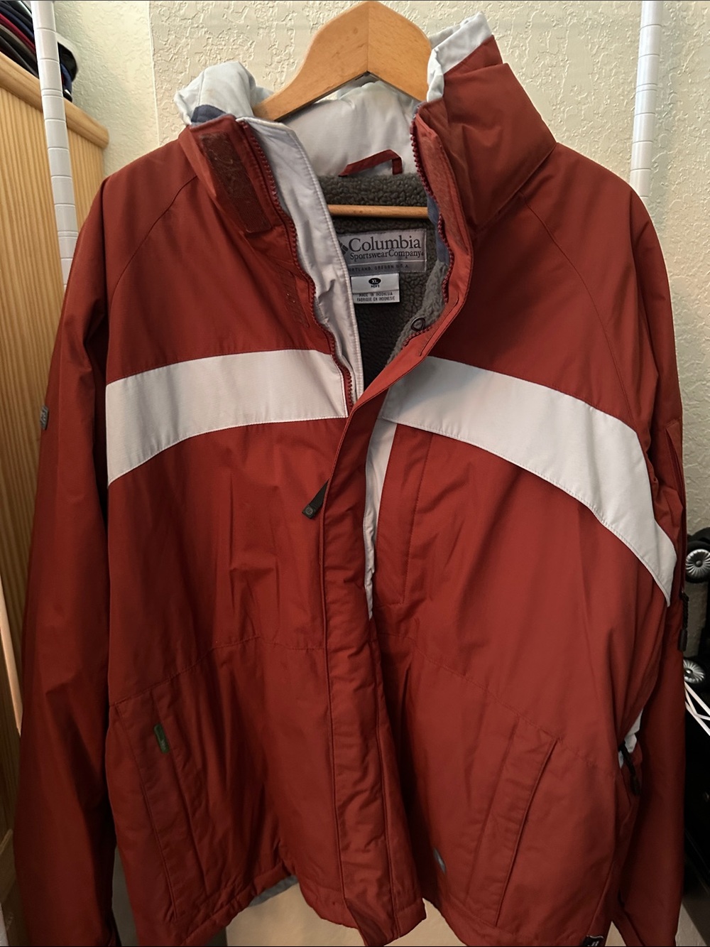 Vintage 2000 Columbia Men’s Rust Red Ski Jacket with White Stripe